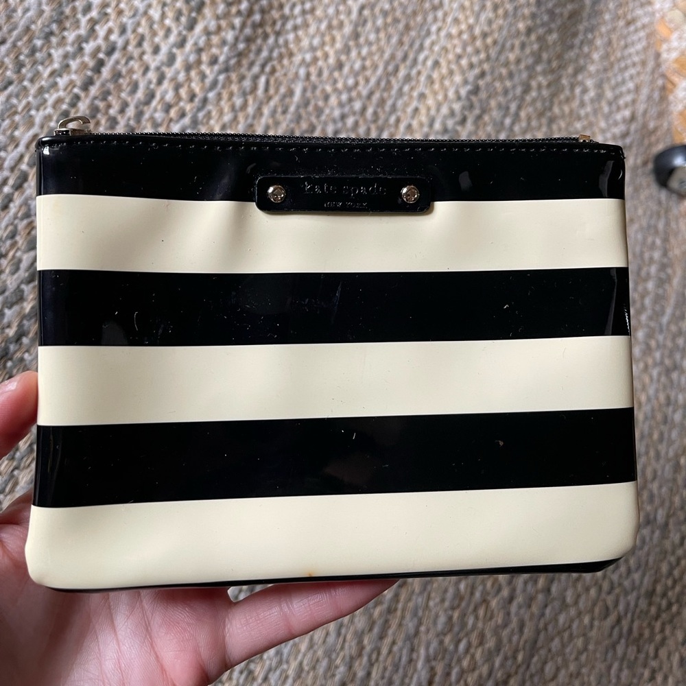 Kate spade black white striped zippered pouch small patent leather clutch bag
